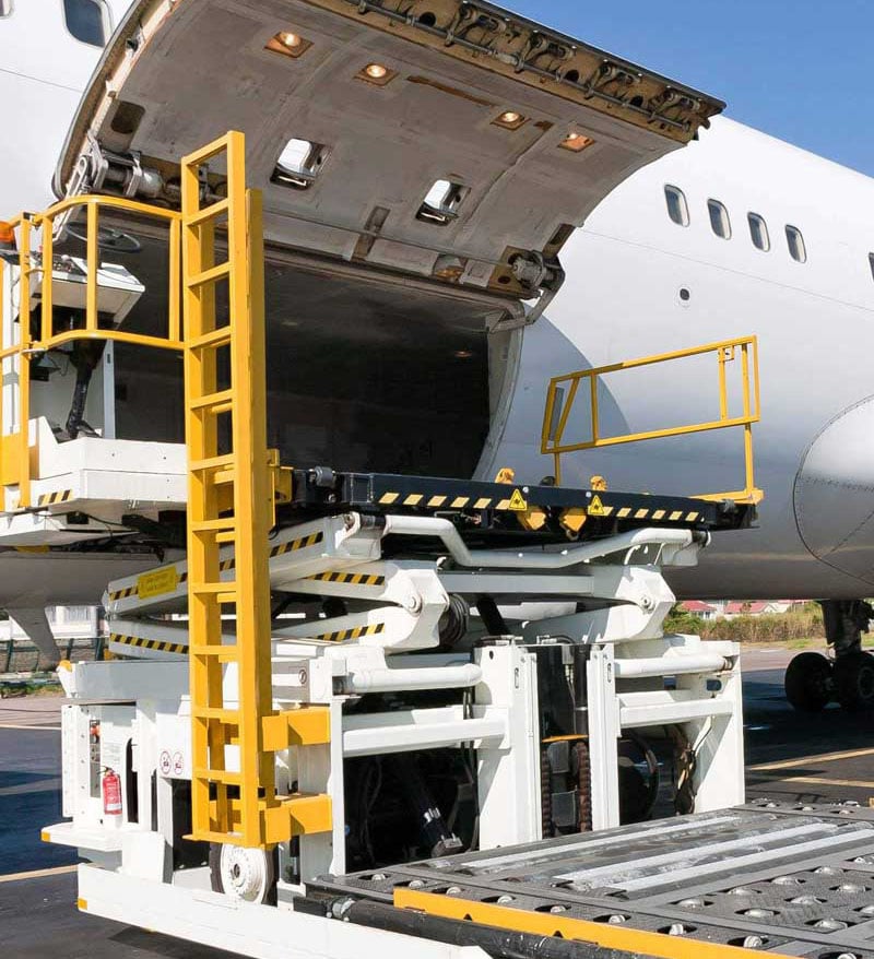 Cargo-loading-on-plane-2